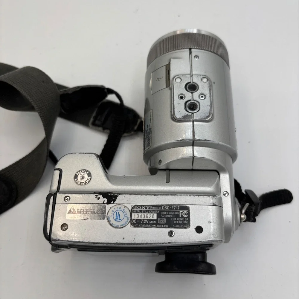 Sony Cyber-shot DSC-F717 5.0MP Digital Camera Carl Zeiss Vario-Sonnar Silver